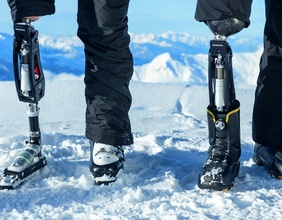 Wintersportler mit Procarve-Prothesen