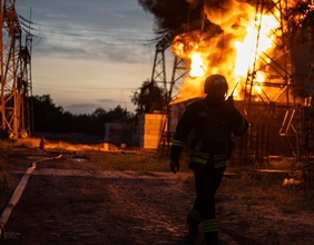 Ukrainischer Feuerwehrmann nach einem russischen Angriff