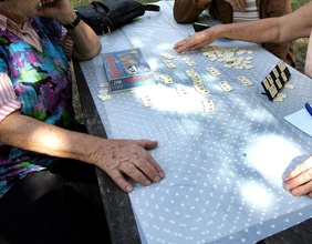Ältere Damen beim Spielen 