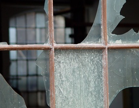 Zerbrochenes Glas in einer Fensterscheibe