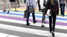 APA/HANS KLAUS TECHT Regenbogen-Zebrastreifen in Wien