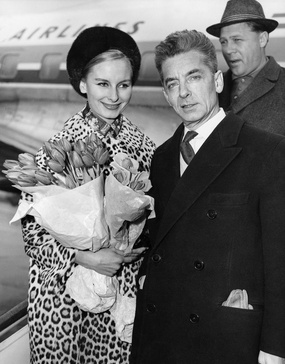 Herbert von Karajan und Eliette von Karajan am Flughafen