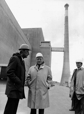 1978: Bundeskanzler Bruno Kreisky vor dem Atomkraftwerk Zwentendorf