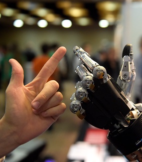 Menschen- und Roboterhand
