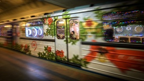 APA/AFP/YURI KADOBNOV Mit Blumen bemalter U-Bahn-Zug