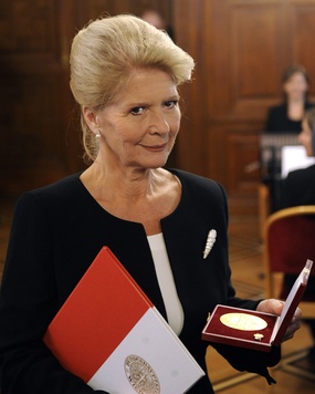 Christiane Hörbiger mit der "Ehrenmedaille der Bundeshauptstadt Wien in Gold", 2009.
