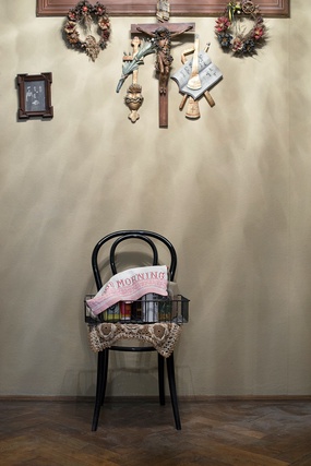 Sessel und Kreuz an der Wand