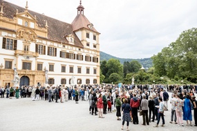 NIKOLA MILATOVIC Styriarte-Publikum sammelt sich vor dem Schloss Eggenberg