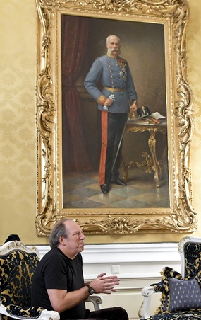 Hans Zimmer sitzt unter einem Gemälde von Kaiser Franz Joseph I.