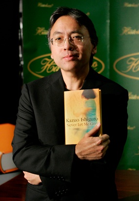 Kazuo Ishiguro mit einem Buch in der Hand