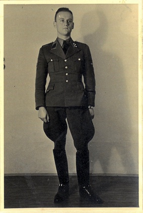 Friedrich Polte, stehend in SS-Uniform als Sturmbannführer, vermutlich Ende 1939
