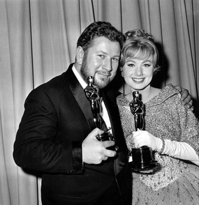 Peter Ustinov und Shirley Jones bei der Oscar-Verleihung 1961.