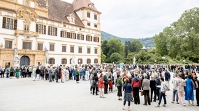 Styriarte-Publikum sammelt sich vor dem Schloss Eggenberg 