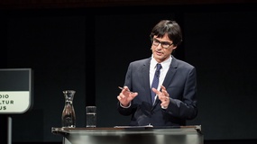 Klaus Webhofer © Xenia Trampusch Ö1 Innepolitik Redakteur Klaus Webhofer steht bei einem Rednerpult.