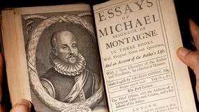 PICTUREDESK.COM/SCIENCE PHOTO LIBRARY/PAUL D. STEWART Michel de Montaigne, aufgeklapptes Buch