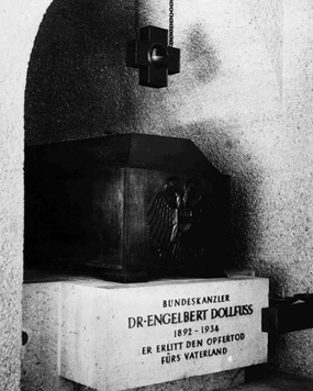 1934: Das Bild zeigt den Bronzesarg von Kanzler Dollfuß in der Gedächtniskirche.