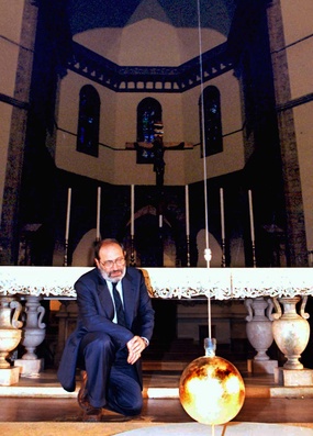 1997: Umberto Eco vor dem Foucaultschen Pendel in der Kathedrale in Florenz.