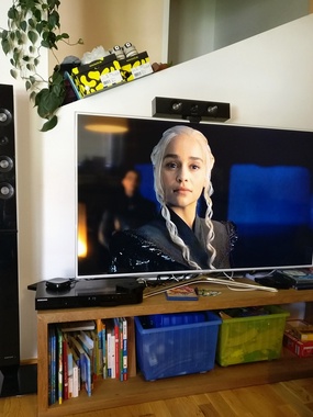 Fernseher zeigt einen Ausschnitt aus "Game of Thrones"