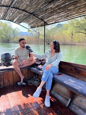 Franziska Tschinderle im Gespräch mit Vladimir Nikać, Kapitän am Skadar-See, dem größten See auf dem Balkan, in Montenegro.