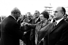 Der damalige Bundespräsident Jonas gibt seiner Frau einen Handkuss, 1969.