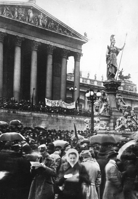 Demonstration vor dem Parlament 1918