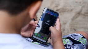 PICTUREDESK.COM/DPA/JENS KALAENE Jugendlicher mit Smartphone, Tiktok