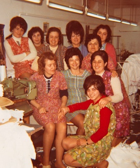 Mitarbeiterinnen einer Strumpffabrik