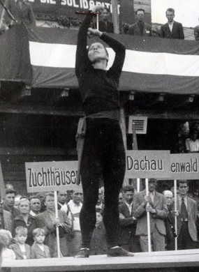 Hanna Berger tanzt am "Tag der Solidarität" (17.6.1945) das Solo "Kampfruf". 