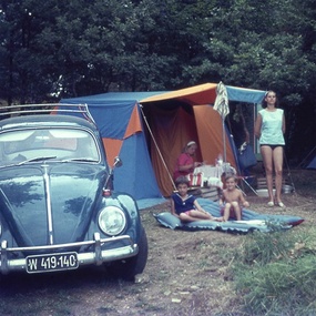 Zeltplatz mit Kindern und einem VW Käfer