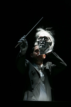 Nikolaus Habjan dirigiert mit Böhm-Maske