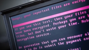 Schwarzer Bildschirm mit rosa Schrift: "Oops, your important files are encrypted"