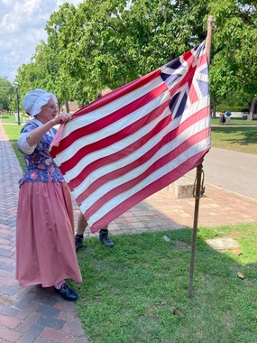 Verkleidete Frau in einem Freilichtmuseum in den USA