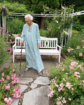 Ilse Helbich im Garten