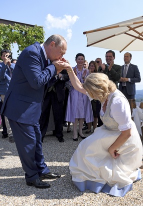 Karin Kneissl kniet vor Putin