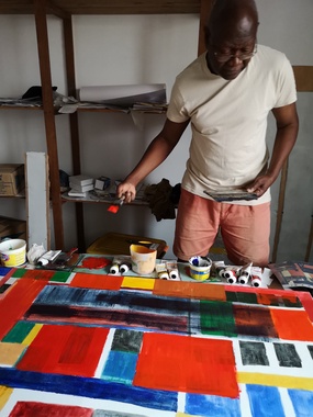 Atta Kwami beim  Malen
