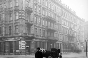 Zuvorderst Hotel Sacher, Aufnahme vom Beginn der Operngasse, 1897.
