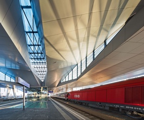 Innenansicht des 7000 Tonnen schweren Rautendachs des Hauptbahnhofes in Wien.