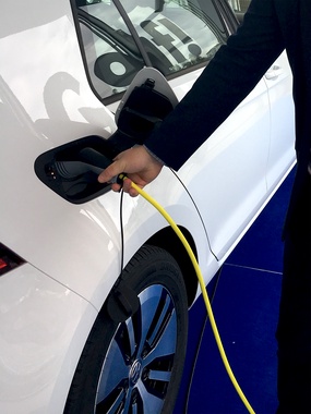 Elektroauto beim Stromtanken