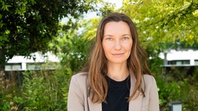 ORF/ISABELLE ORSINI UND ROSENBERG Kristina Cyan