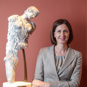 Sabine Ladstätter neben einer antiken Statue