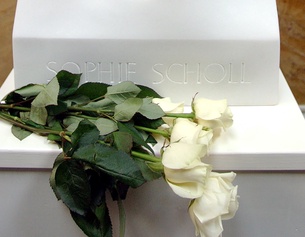 AP/FRANK BOXLER Sockel der Sopie-Scholl-Büste mit weißen Rosen