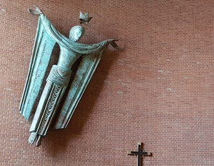 Eine Figur fliegt in einer Kirche des 19ten Bezirks scheinbar an der Wand entlang.
