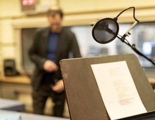 ORF/URSULA HUMMEL-BERGER Mikrofon und Stehpult im Hörspielstudio, im Hintergrund Martin Leitner
