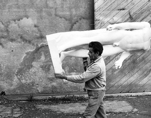 Mann trägt Requisit in der Filmstadt Cinecittà, 1979