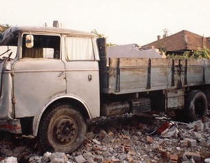 LKW nach Mauerdurchbruch, Tirana, Juli 1990