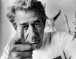 Helmut Newton Foundation Selbstporträt, Monte Carlo, 1993 - Ein Mann zielt mit Zeigefinger in die KAmera