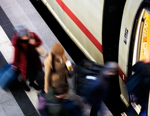 Passagiere steigen in einen ICE in Deutschland
