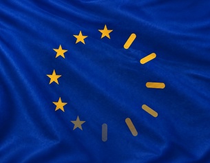 Eine EU-Flagge mit Ziffernblatt