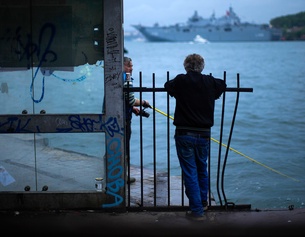 Mann blickt auf den Bosporus, Istanbul