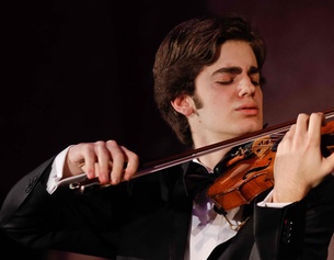 CHRISTOPH H. BREINEIS Emmanuel Tjeknavorian spielt Geige.